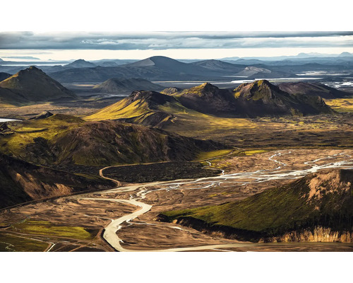 Krajinný pohled s horami a řekou