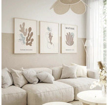 Obývací pokoj s pohovkou a třemi uměleckými tisky v rámech na zdi