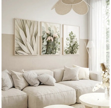 Obývací pokoj s pohovkou, konferenčním stolkem a třemi zarámovanými obrazy rostlin na zdi.