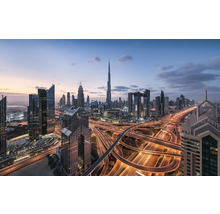 Panorama Dubaje s mrakodrapy a osvětlenými dálnicemi za soumraku