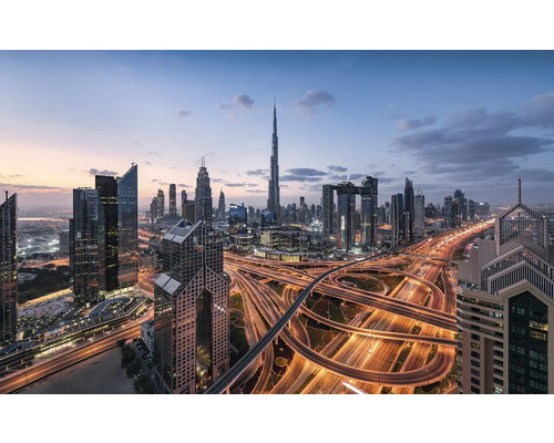 Panorama Dubaje s mrakodrapy a osvětlenými dálnicemi za soumraku