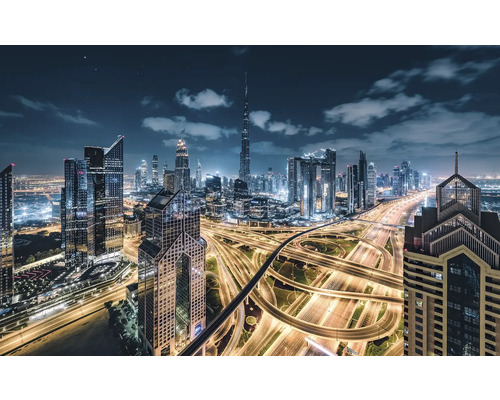 Noční pohled na panorama Dubaje s osvětlenými silnicemi