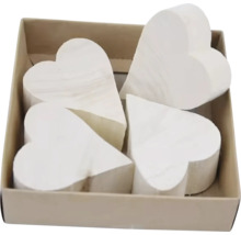 Dekorativní dřevěná srdce v kartonové krabici