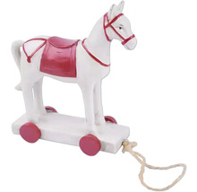 Bílý dřevěný kůň na kolečkách s tažným lanem jako dekorace