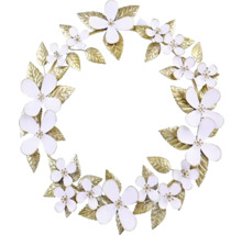 Dekorativní věnec s bílými květy a listy