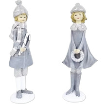 Dvě dekorativní zimní figurky s čepicí, kabátem, šálou a doplňky.