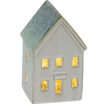 Dekorativní keramický dům s okny, které jsou osvětlené zevnitř