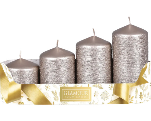 Sada adventních svíček se čtyřmi stříbrnými svíčkami různých velikostí ve slavnostním balení.