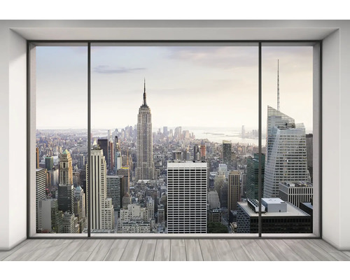 Kancelářské okno s výhledem na panorama New Yorku s budovou Empire State Building