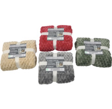 Několik zabalených flanelových přikrývek z polyesteru, přibližně 150 x 200 centimetrů