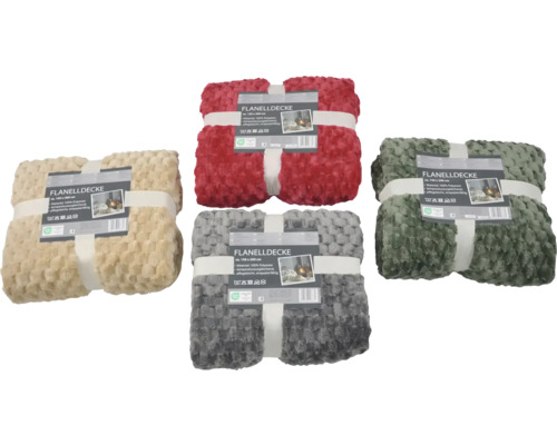Několik zabalených flanelových přikrývek z polyesteru, přibližně 150 x 200 centimetrů
