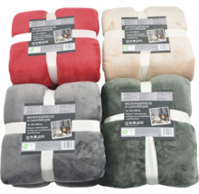 Hromada mikrovláknových dek ve vzhledu jehněčí kožešiny, přibližně 150 x 200 cm