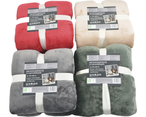 Hromada mikrovláknových dek ve vzhledu jehněčí kožešiny, přibližně 150 x 200 cm