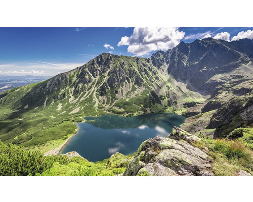 Horské jezero obklopené horami a vegetací