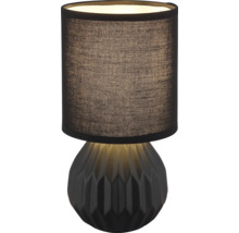 Stolní lampa s látkovým stínidlem a geometrickou keramickou základnou