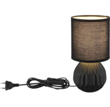 Stolní lampa s textilním stínidlem a geometrickou keramickou základnou
