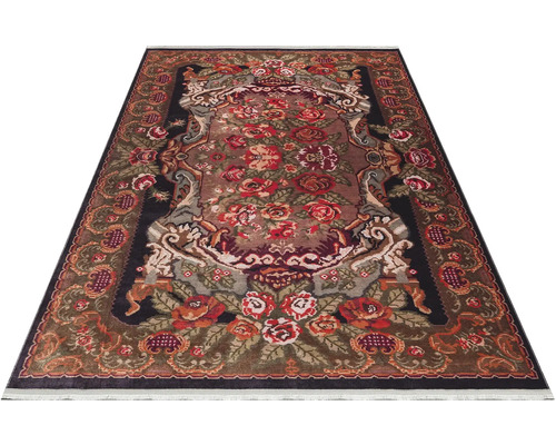 Koberec s květinovým vzorem a dekorativním designem