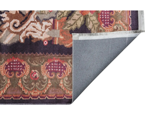 Koberec s květinovým vzorem a ohrnutým rohem