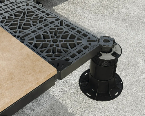 Detailní pohled na terasovou dlaždici na spodní konstrukci s nastavitelnou podpěrou.