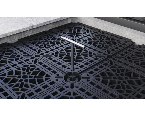 Plastová drenážní mřížka s nástrojem pro snadnou instalaci
