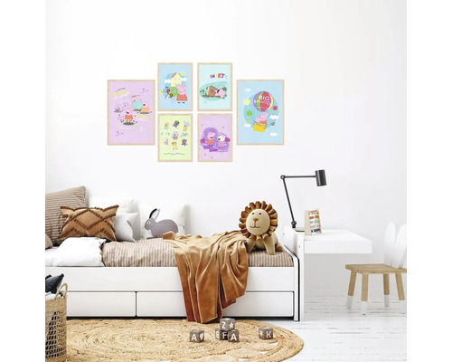 Dětský pokoj se šesti zarámovanými plakáty Peppa Pig, postelí, stolem a dekoracemi