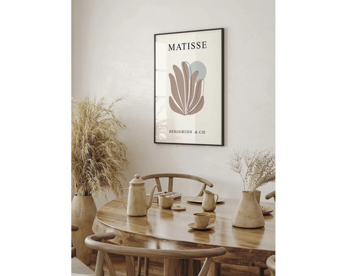 Dekorativní plakát Matisse nad dřevěným stolem s nádobím a vázami