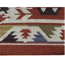 Detail koberce s geometrickým vzorem