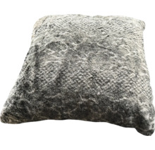 Dekorační polštář s kožešinovou strukturou