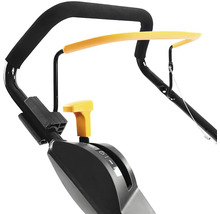 Rukojeť a ovládací prvky sekačky na trávu