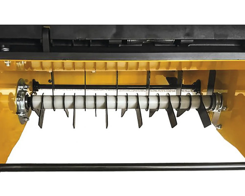 Detailní pohled na půdní frézu s rotorem a frézovacími noži