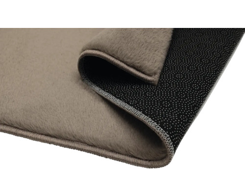 Detailní pohled na koberec s vlasem a protiskluzovou spodní stranou