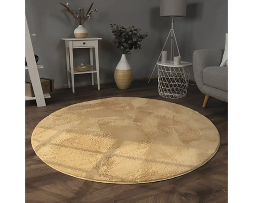 Kulaty koberec v obývacím pokoji na dřevěné podlaze