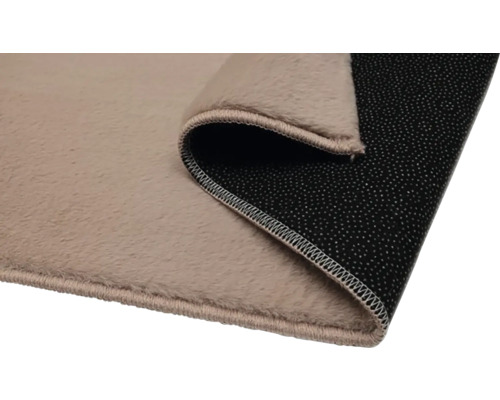 Detailní pohled na koberec s textilním povrchem a protiskluzovou spodní stranou