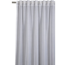 Bílý, průhledný závěs s řasící páskou zavěšený na záclonové tyči