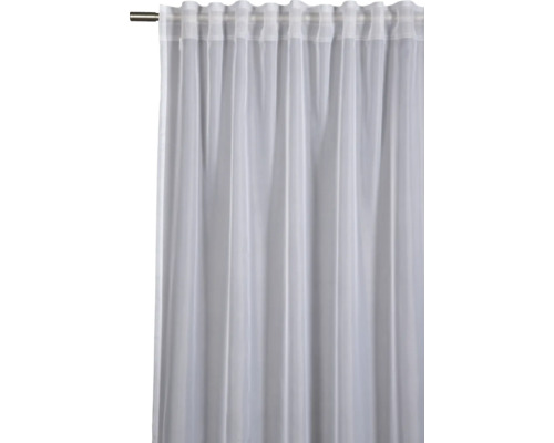 Bílý, průhledný závěs s řasící páskou zavěšený na záclonové tyči