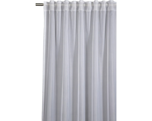 Záclona se stahovací páskou zavěšená na záclonové tyči