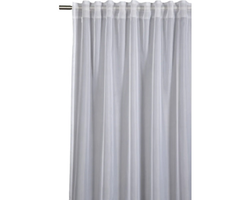 Bílý, průhledný závěs s řasící páskou na záclonové tyči.