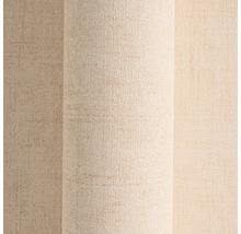 Detailní záběr béžové vliesové tapety s lehkou strukturou.