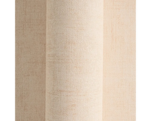 Detailní záběr béžové vliesové tapety s lehkou strukturou.