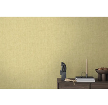 Žlutá tapeta s minimalistickou dekorací na dřevěné skříňce