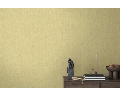 Žlutá tapeta s minimalistickou dekorací na dřevěné skříňce