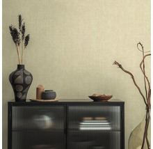 Obývací pokoj s komodou, dekoracemi a decentní vzorovanou tapetou