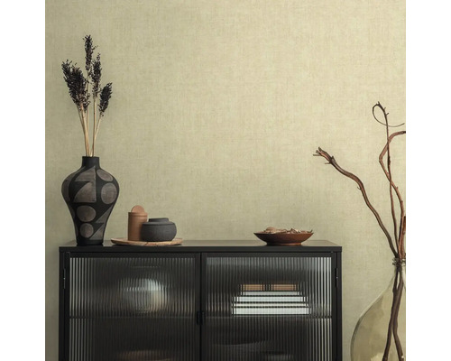 Obývací pokoj s komodou, dekoracemi a decentní vzorovanou tapetou