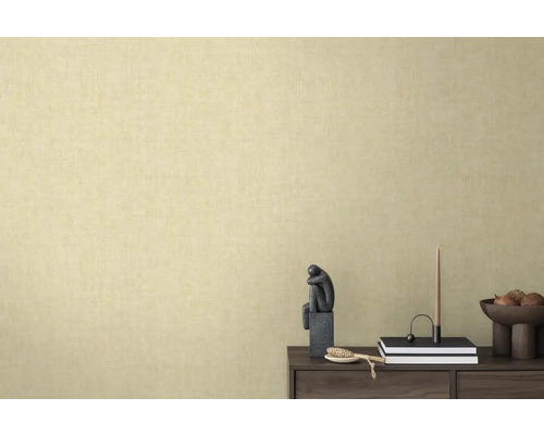 Detail béžové strukturované tapety na zdi.