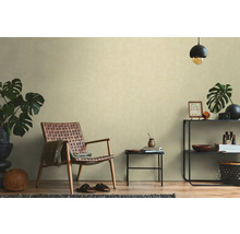 Obývací pokoj s ratanovým křeslem, odkládacím stolkem a regálem s dekoracemi pro útulnou atmosféru.