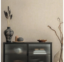 Dekorativní aranžmá s komodou se skleněnými dveřmi, vázami a miskami