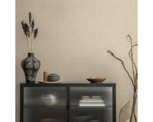 Dekorativní aranžmá s komodou se skleněnými dveřmi, vázami a miskami