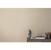 Světlá úprava stěn s dekorativními předměty na dřevěném nábytku