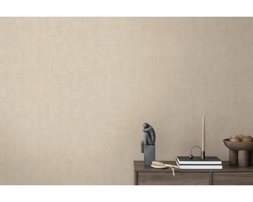 Světlá úprava stěn s dekorativními předměty na dřevěném nábytku