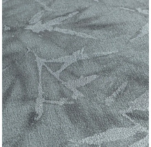 Detail strukturované textilní tapety s rostlinným motivem